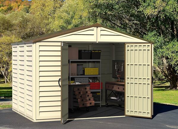 Duramax WoodBridge Plus 10 x 8 (7.64 m²) Abri de jardin en plastique avec 1 fenêtre fixe et kit de fondation en métal, structure de toit en métal robuste et abri de jardin sans entretien - Ivory/Brown