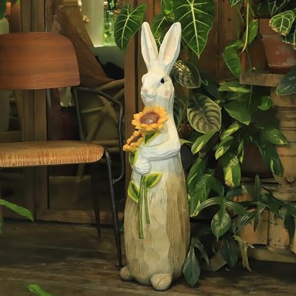 Découvrez l'élégance de la statue lapin ZOEJADE : une œuvre en résine sublimée par des tournesols qui embellira votre intérieur.