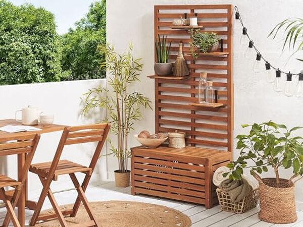 Découvrez notre test complet du banc de jardin Beliani Matino : rangement intégré et design en bois d'acacia pour embellir votre espace extérieur à la perfection