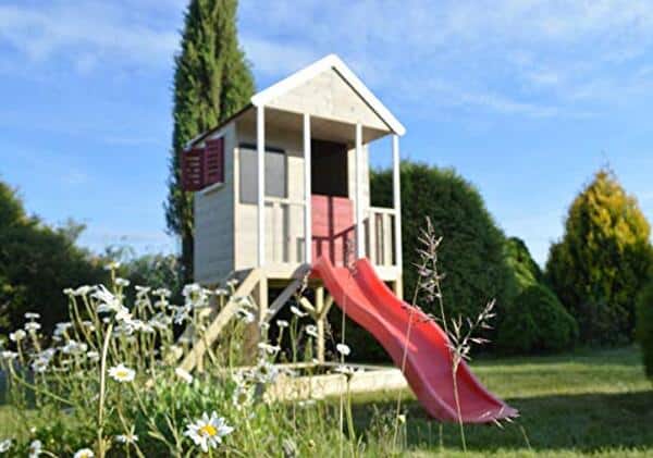 Découvrez notre test détaillé de la maison de jeu Wendi Toys M7R : un espace ludique en bois avec toboggan rouge pour des heures de plaisir en toute sécurité