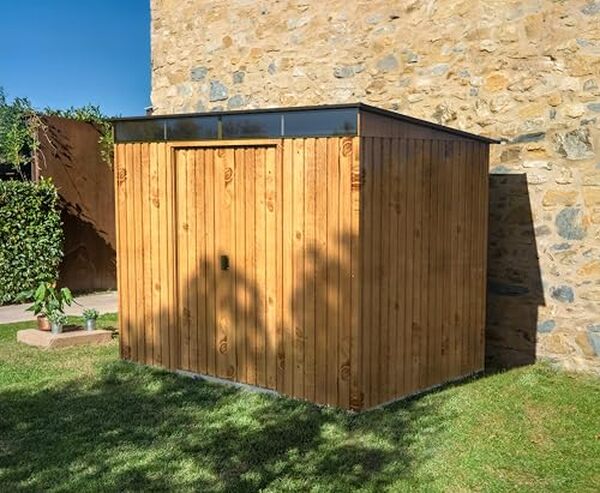 Découvrez comment l'abri de jardin en métal Duramax TOP allie robustesse et luminosité pour un espace extérieur optimal grâce à notre test détaillé