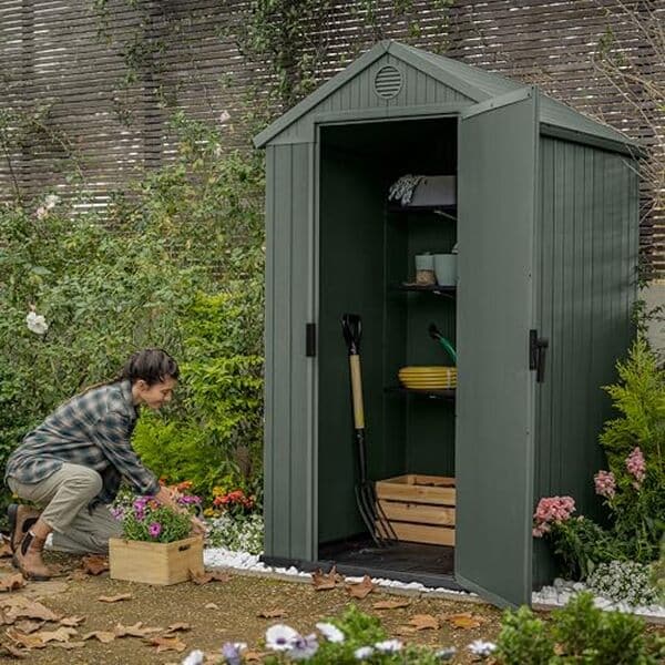 Découvrez notre test détaillé de l'abri de jardin Keter Darwin finition bois vert sauge : qualité, installation et performances. 