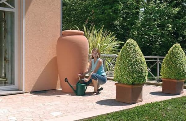 Découvrez notre test détaillé du récupérateur d'eau Garantia Amphore 240 L : design élégant, efficacité prouvée et conseils d'installation pour votre jardin.